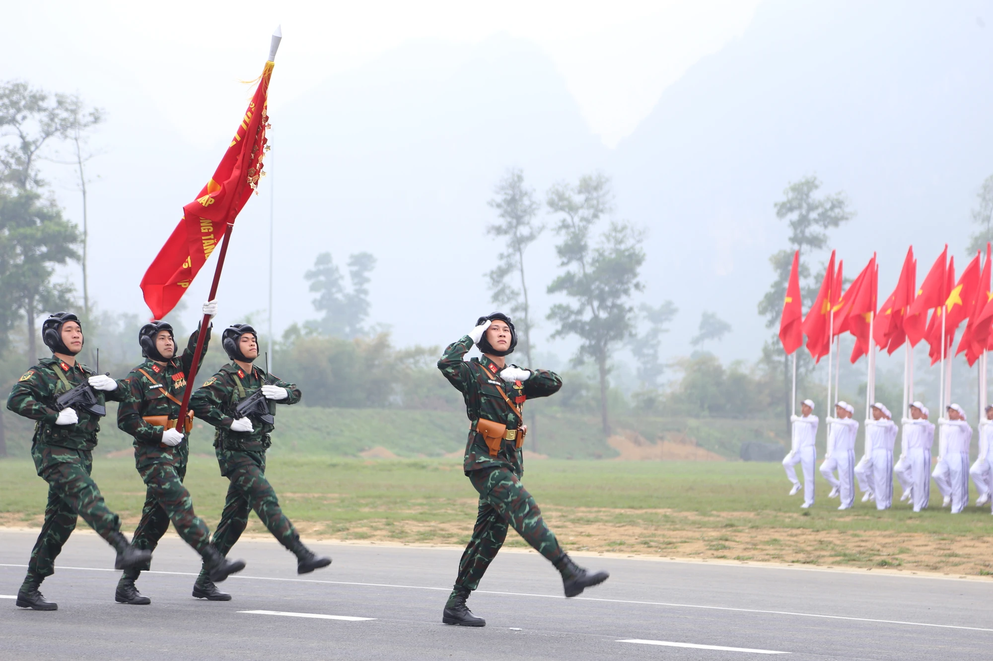 Bo-truong-quoc-phong-kiem-tra-hop-luyuen-dieu-binh-dieu-hanh-17.JPG