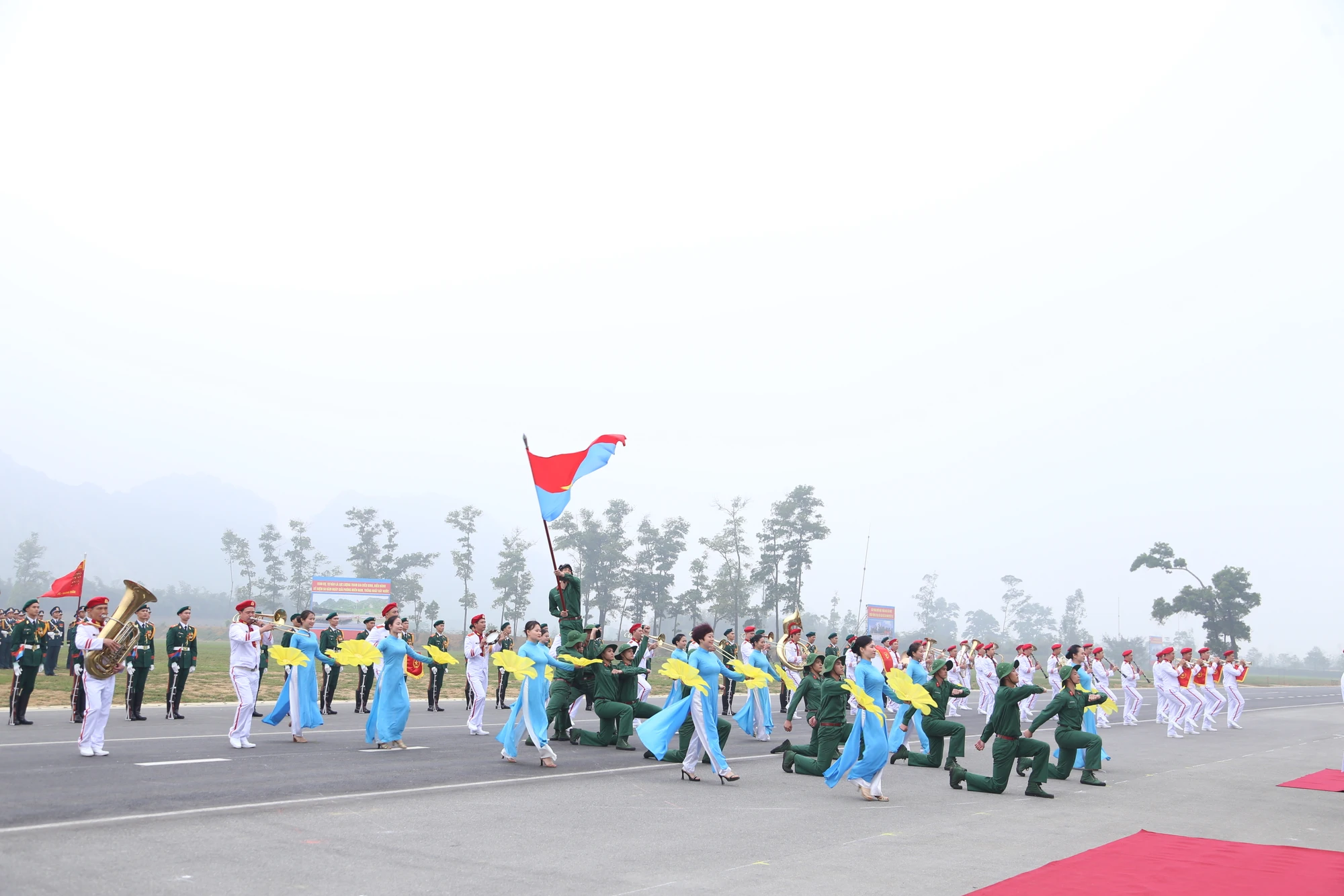Bo-truong-quoc-phong-kiem-tra-hop-luyuen-dieu-binh-dieu-hanh-2.JPG