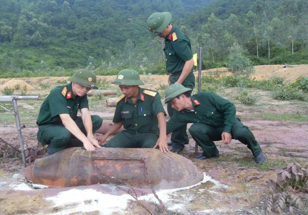 Ra-pha-bom-min-vat-lieu-no-sau-chien-tranh-Cuoc-chien-trong-long-dat.jpg