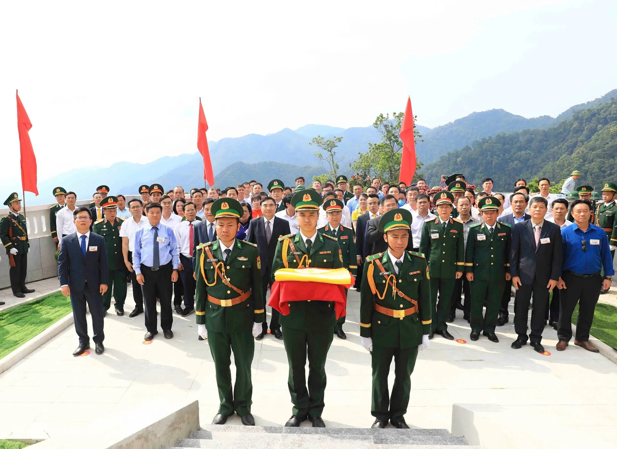 Cot-co-A-pa-chai-gan-ket-bien-cuong-lan-toa-niem-tu-hao-dan-toc-10.jpg