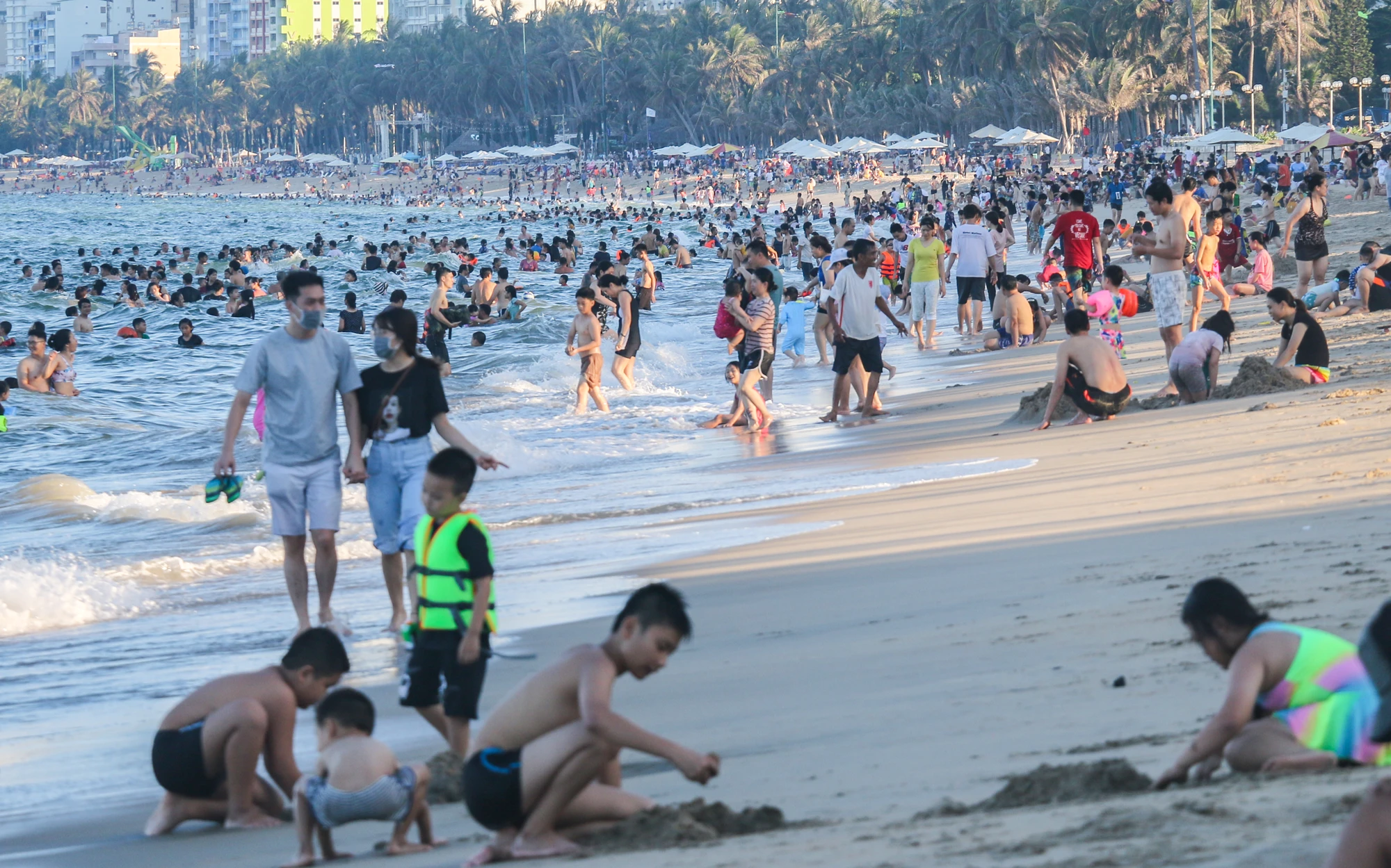 Bãi biển, bến tàu ở Nha Trang chật kín du khách