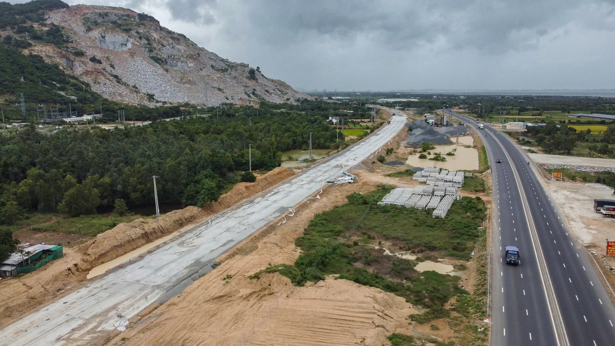 Dự án có điểm đầu kết nối đường dẫn cửa phía nam hầm Cổ Mã tại huyện Vạn Ninh, điểm cuối kết nối cao tốc Nha Trang - Cam Lâm. Trong ảnh: bên phải là quốc lộ 1, bên trái cao tốc Vân Phong Nha Trang, đoạn qua huyện Vạn Ninh.
