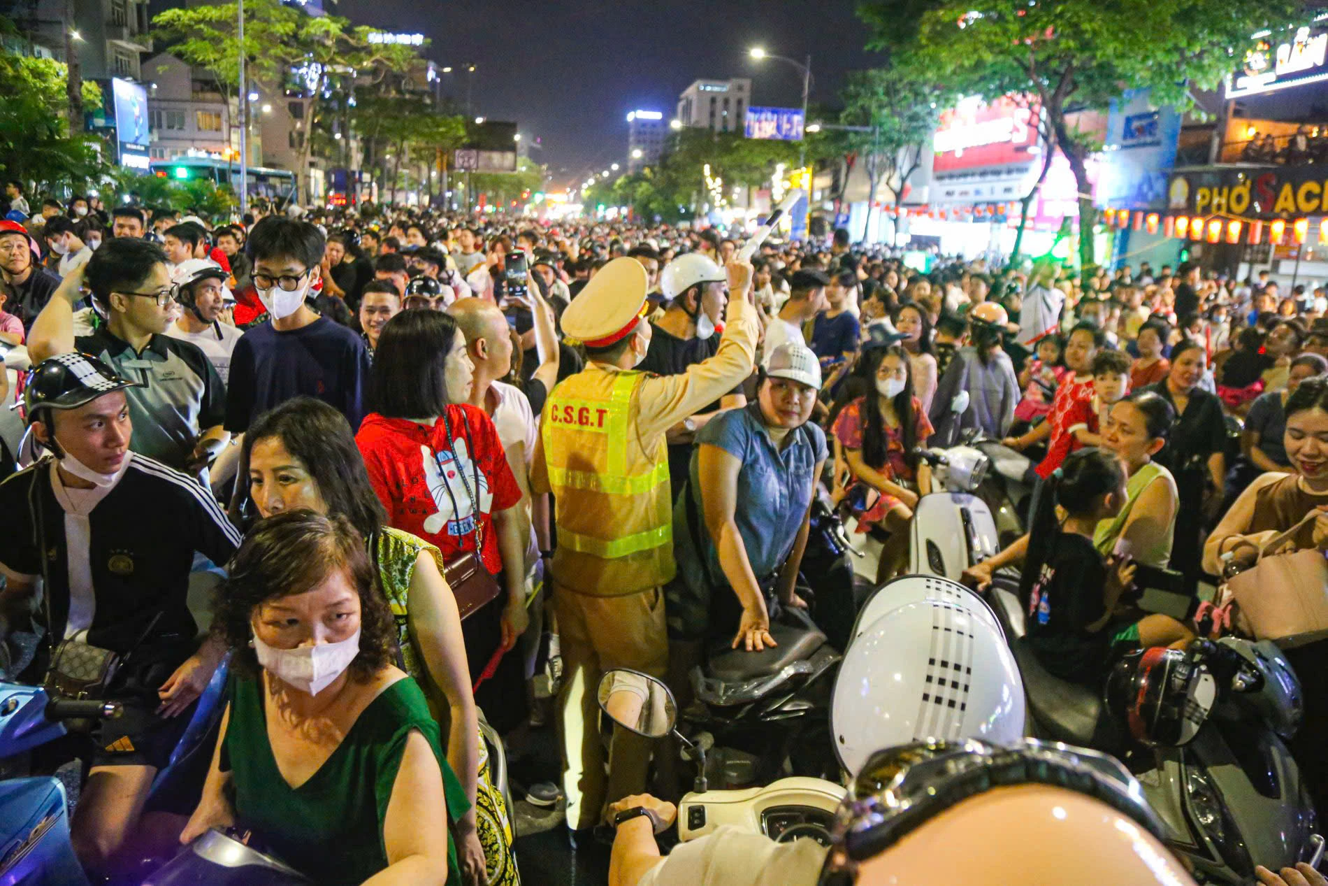 man-nhan-voi-man-phao-hoa-o-cong-vien-thong-nhat-ha-noi-chao-mung-ky-niem-30-4.jpg