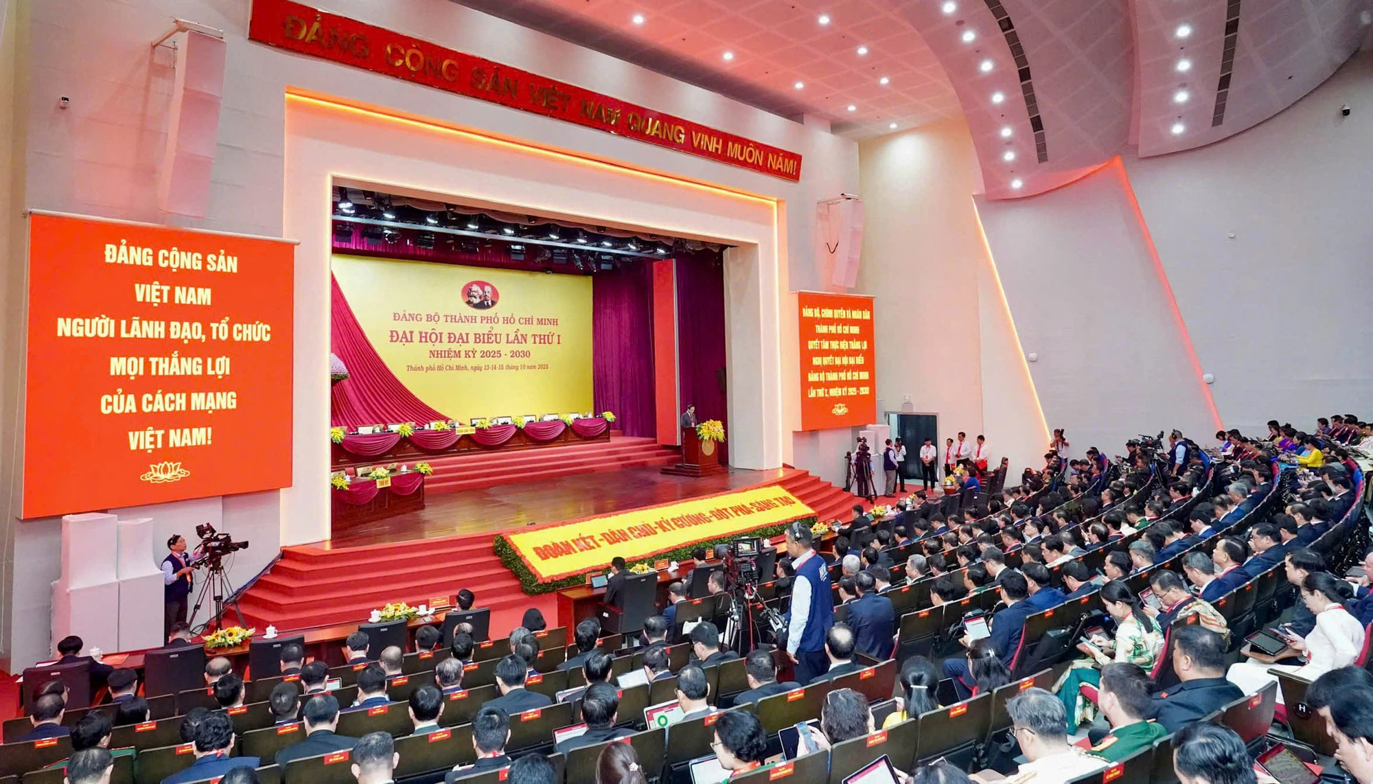 Toàn cảnh phiên trù bị Đại hội đại biểu Đảng bộ TP.HCM lần thứ I