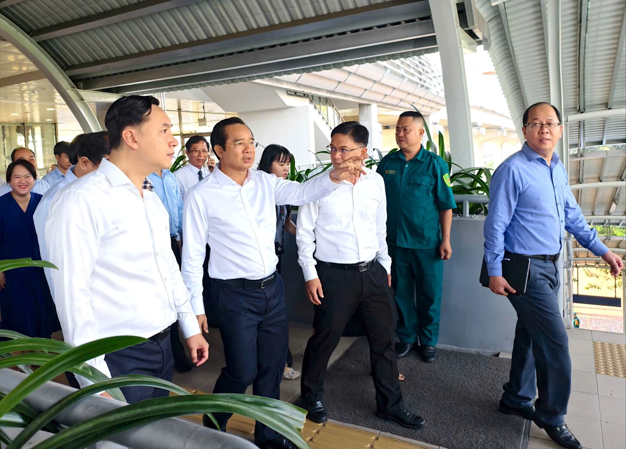 Chủ tịch Nguyễn Văn Được đi metro đến Trung tâm Phục vụ Hành chính công TP.HCM