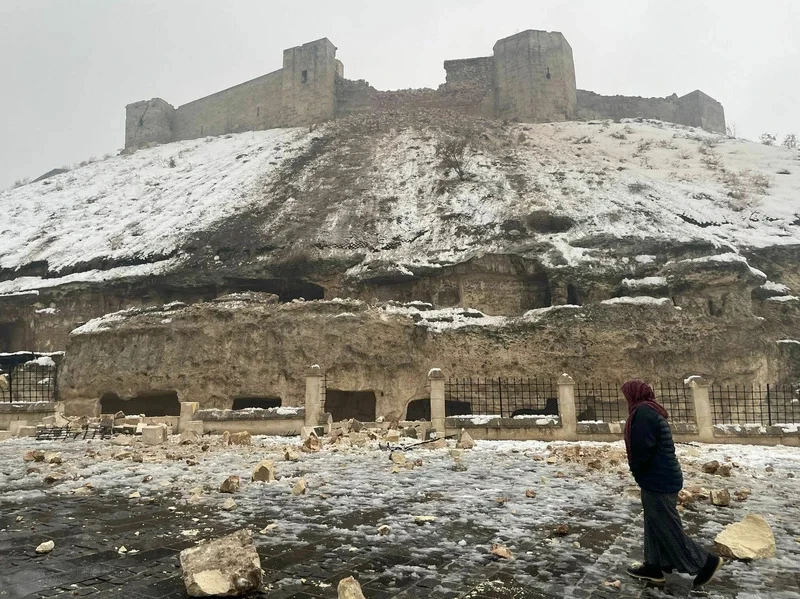 Lâu đài Gaziantep, một di tích lịch sử và điểm thu hút khách du lịch ở Đông Nam Thổ Nhĩ Kỳ, đã chịu thiệt hại đáng kể trong trận động đất. Ảnh: ANADOLU AGENCY Lâu đài Gaziantep, một di tích lịch sử và điểm thu hút khách du lịch ở Đông Nam Thổ Nhĩ Kỳ, đã chịu thiệt hại đáng kể trong trận động đất. Ảnh: ANADOLU AGENCY