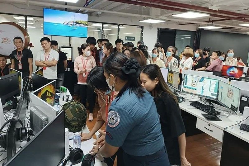 Cảnh sát Quốc gia Philippines lập hồ sơ những nạn nhân được giải cứu khỏi nạn buôn người ở TP Mabalacat (tỉnh Pampanga, Philippines) ngày 4-5. Ảnh: AFP Cảnh sát Quốc gia Philippines lập hồ sơ những nạn nhân được giải cứu khỏi nạn buôn người ở TP Mabalacat (tỉnh Pampanga, Philippines) ngày 4-5. Ảnh: AFP