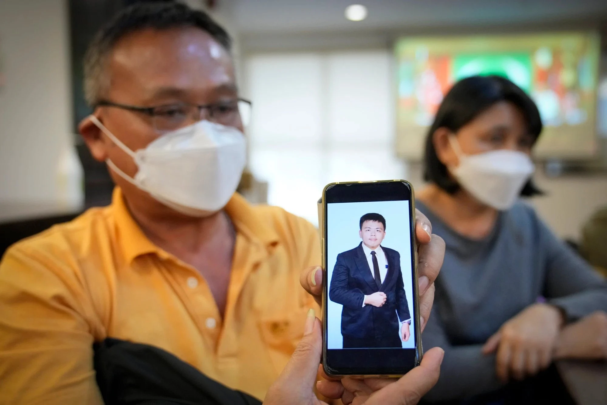 Một người Malaysia bên di ảnh của con trai đã qua đời vì tin theo lời bọn buôn người. Ảnh: AP Một người Malaysia bên di ảnh của con trai đã qua đời vì tin theo lời bọn buôn người. Ảnh: AP