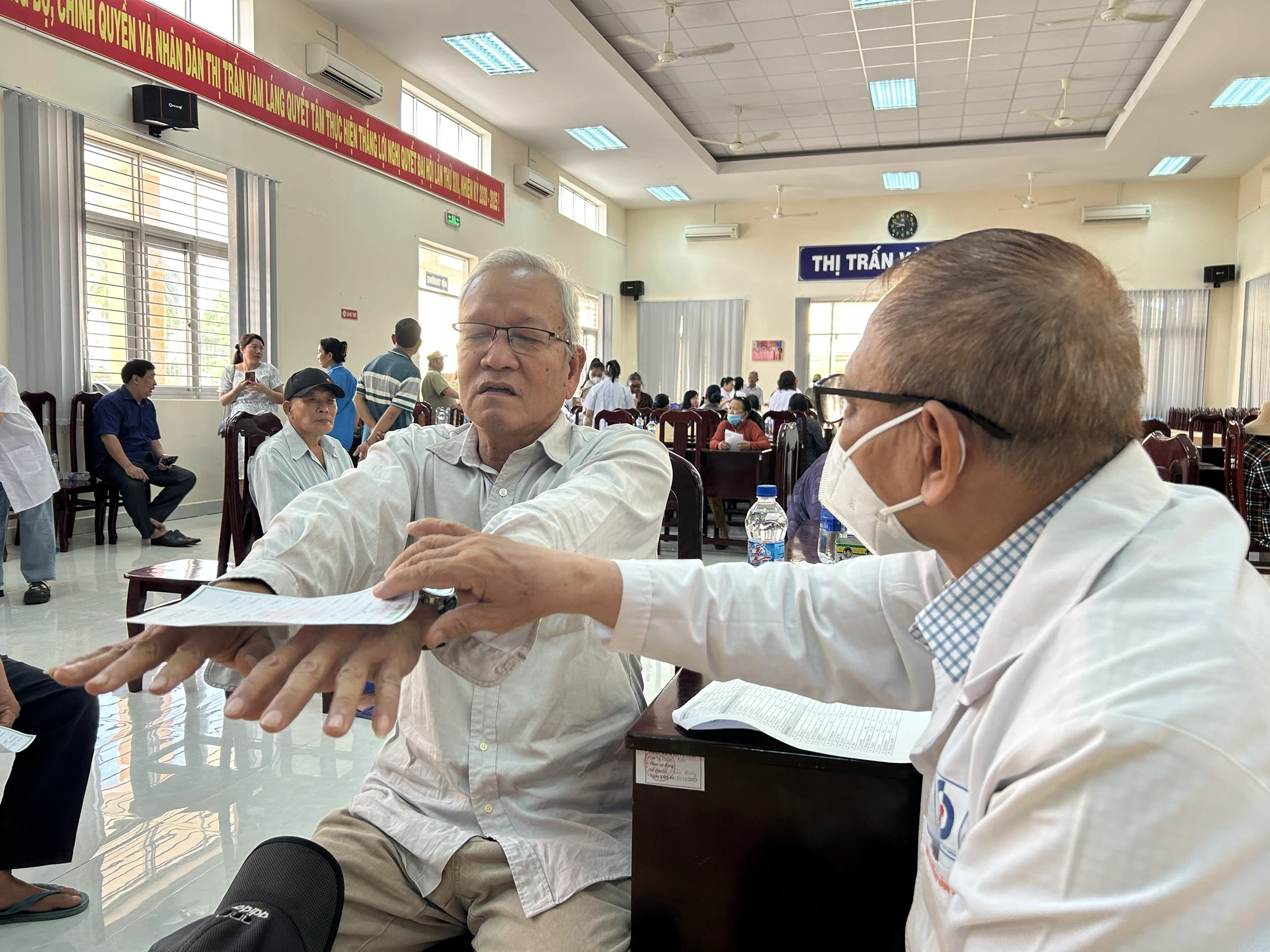 cung-ngu-dan-thap-sang-den-tren-bien-14.jpg
