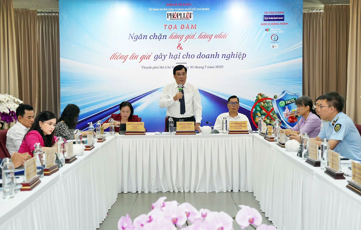 Ông Nguyễn Thái Bình, Phó Tổng biên tập báo Pháp Luật TP.HCM, phát biểu khai mạc Tọa đàm “Ngăn chặn hàng giả, hàng nhái và thông tin giả gây hại cho DN”.