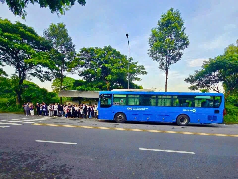 Vụ xe buýt 33 cắt lộ trình: Tăng thêm xe buýt, giải tỏa sinh viên tại KTX Khu B