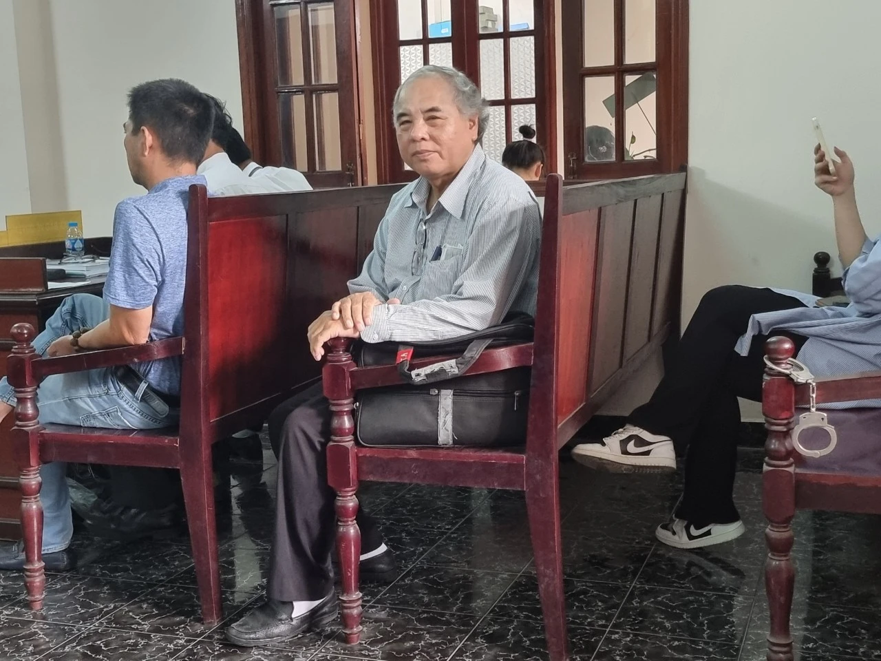 Ông Quyện chờ nghe tòa tuyên án. Ảnh: PHƯƠNG LOAN Ông Quyện chờ nghe tòa tuyên án. Ảnh: PHƯƠNG LOAN