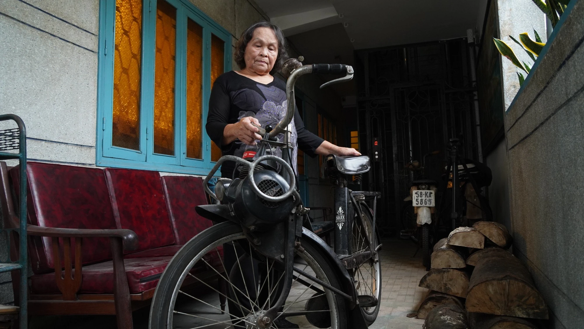 Chiếc xe đạp máy hiệu Velo Solex của Pháp, sản xuất thập niên 1950 của ông Lai giao cho nữ giao liên Nguyễn Ngọc Huệ (bí danh Thu Ba) trước năm 1968. Khi biết tin Bảo tàng Biệt động Sài Gòn - Gia Định đi vào hoạt động, bà Huệ tình nguyện trao tặng kỷ vật quý.
