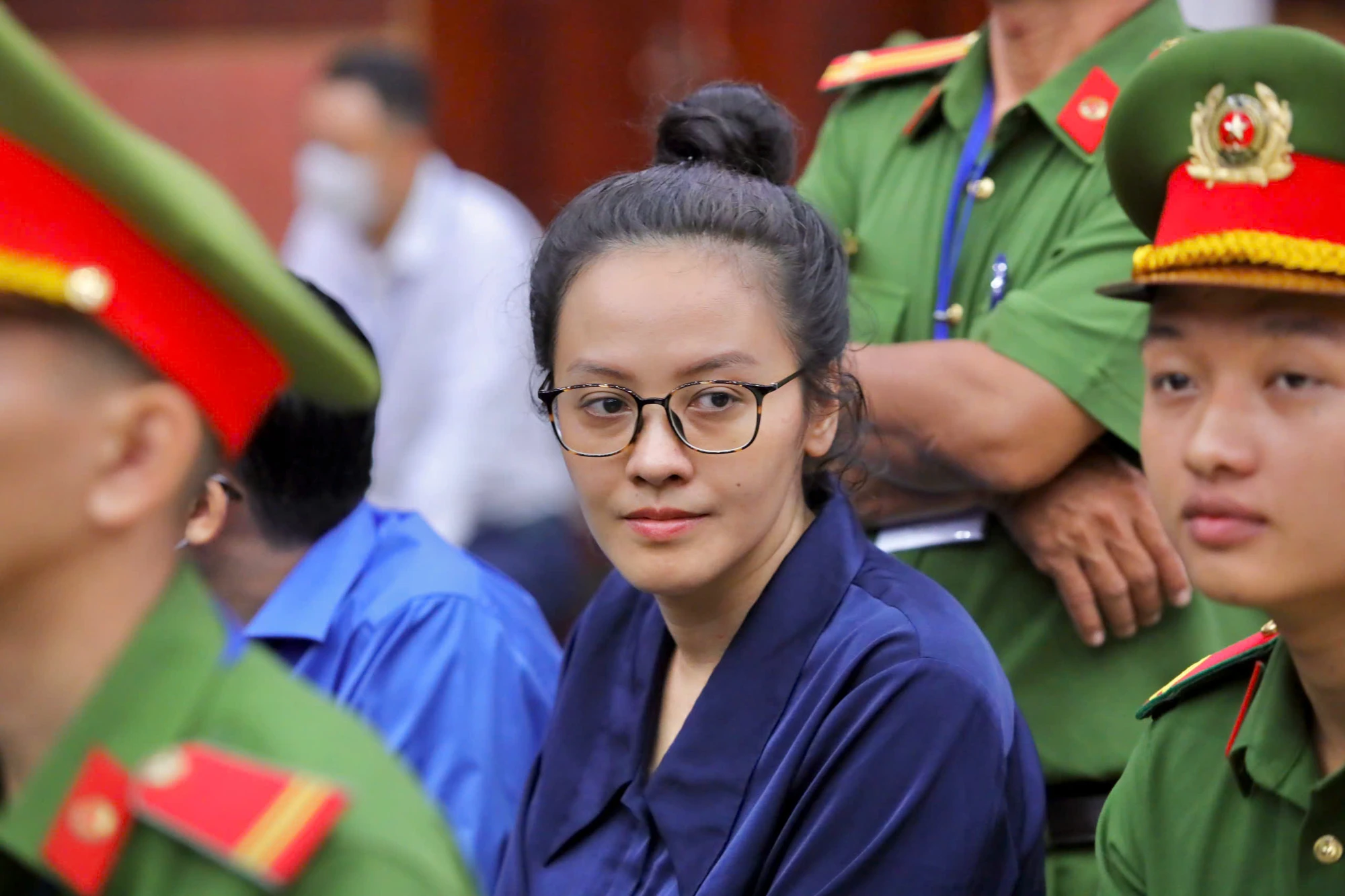 Tại phần tranh luận, đại diện VKS đã đề nghị giảm mức án cho bị cáo Trương Huệ Vân còn 14-15 năm tù về tội tham ô tài sản (mức án cấp sơ thẩm tuyên phạt 17 năm tù). Trong phần lời nói sau cùng, bị cáo Huệ Vân trình bày, bản thân đã mất mát quá nhiều. Bị cáo và bị cáo Lan đã có nhiều hy sinh, dấn thân vào thương trường và trong công tác xã hội đã giúp cho hàng ngàn những mảnh đời bất hạnh... Mong HĐXX xem xét, ghi nhận cho bị cáo Lan. Ảnh: NGUYỆT NHI