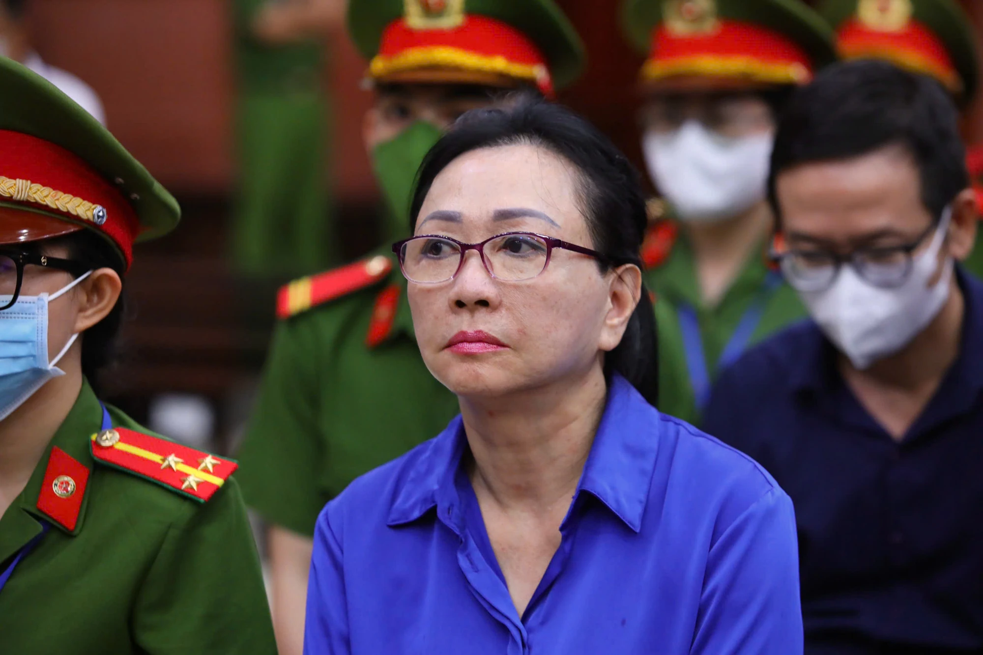 Trong phiên xét xử phúc thẩm, bị cáo Trương Mỹ Lan không kháng cáo kêu oan mà kháng cáo xin xem xét lại hành vi, số liệu quy buộc đối với bị cáo; đưa ra nhiều phương án khắc phục hậu quả vụ án. Tuy nhiên, trong phần tranh luận đại diện VKS đề nghị giữ nguyên mức hình phạt tử hình về tội tham ô tài sản, y án 20 năm tù về tội đưa hối lộ và đề nghị giảm còn 16-18 năm tù về tội vi phạm quy định về cho vay trong hoạt động của các tổ chức tín dụng. Ảnh: NGUYỆT NHI