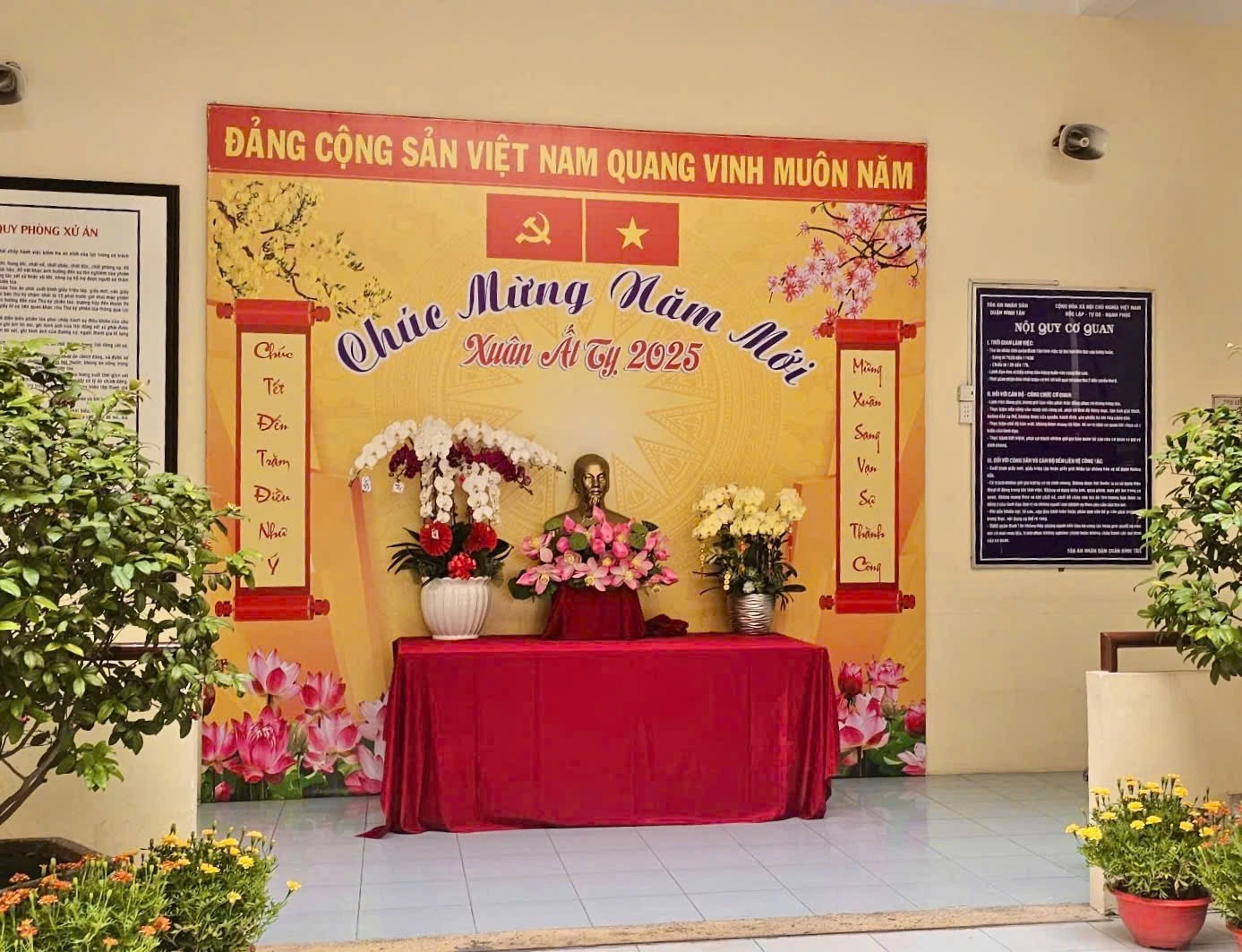 trang-tri-goc-don-tet-nguyen-dan-sac-xuan-ben-trong-toa-an-10.jpg
