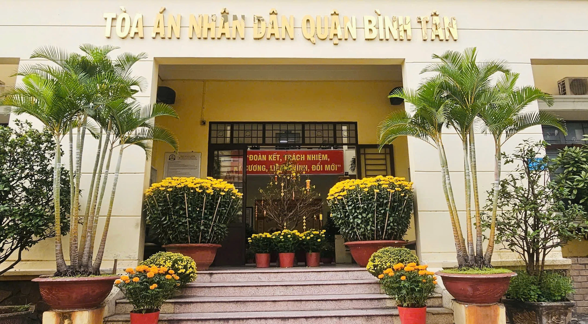 trang-tri-goc-don-tet-nguyen-dan-sac-xuan-ben-trong-toa-an-2.jpg