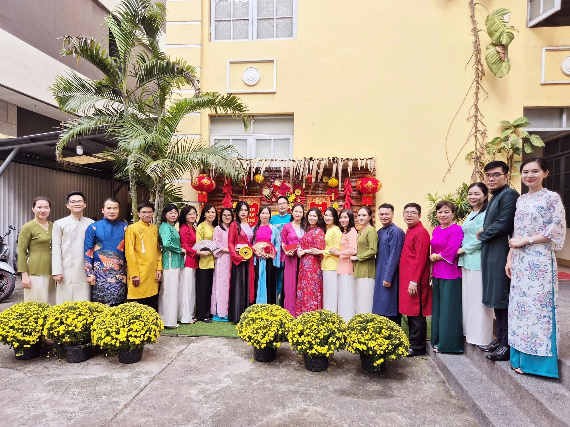 trang-tri-goc-don-tet-nguyen-dan-sac-xuan-ben-trong-toa-an-3.jpeg