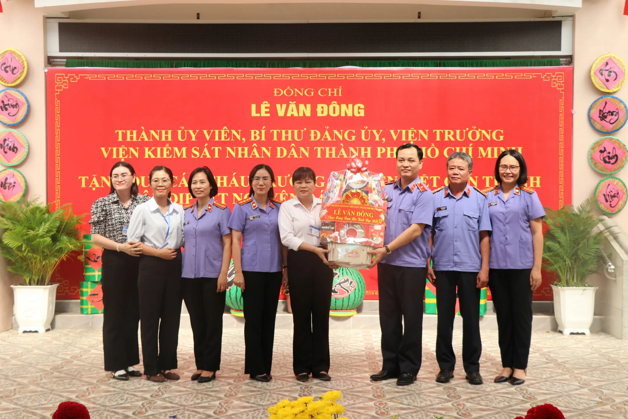 vien-truong-vksnd-tp-hcm-le-van-dong-trao-qua-2.jpg