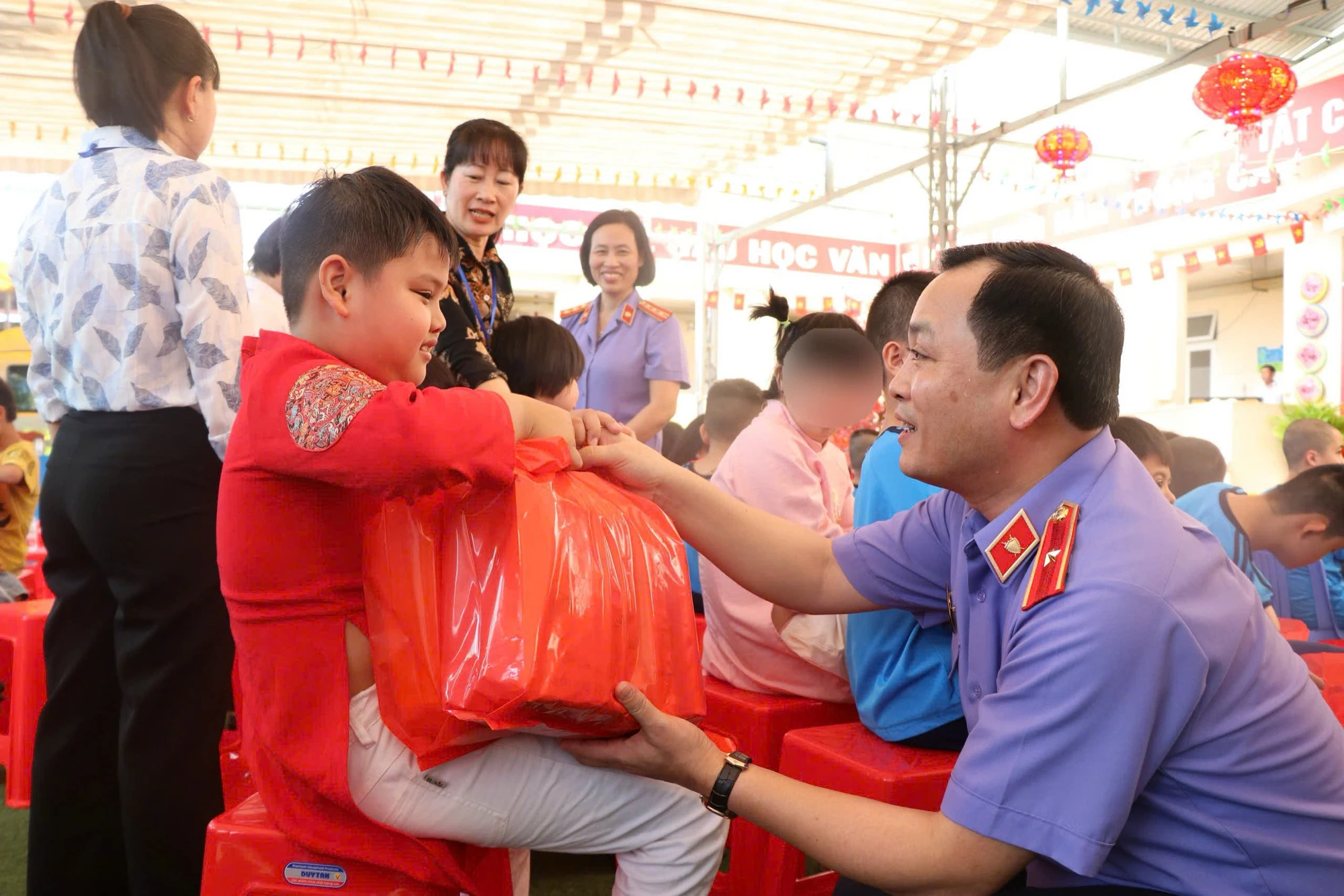 vien-truong-vksnd-tp-hcm-le-van-dong-trao-qua-5.jpg