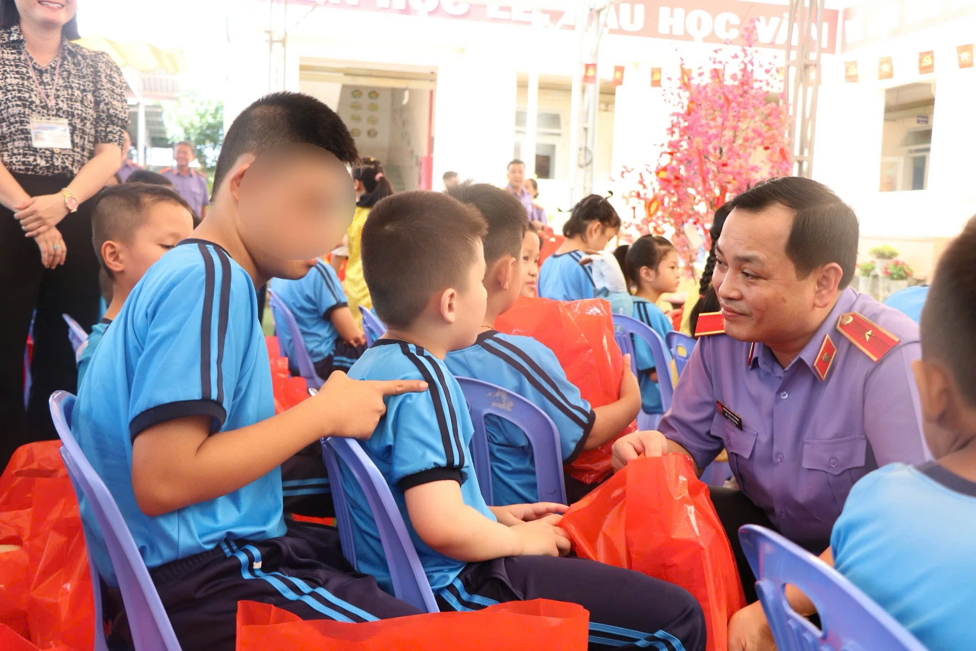vien-truong-vksnd-tp-hcm-le-van-dong-trao-qua-6.jpg