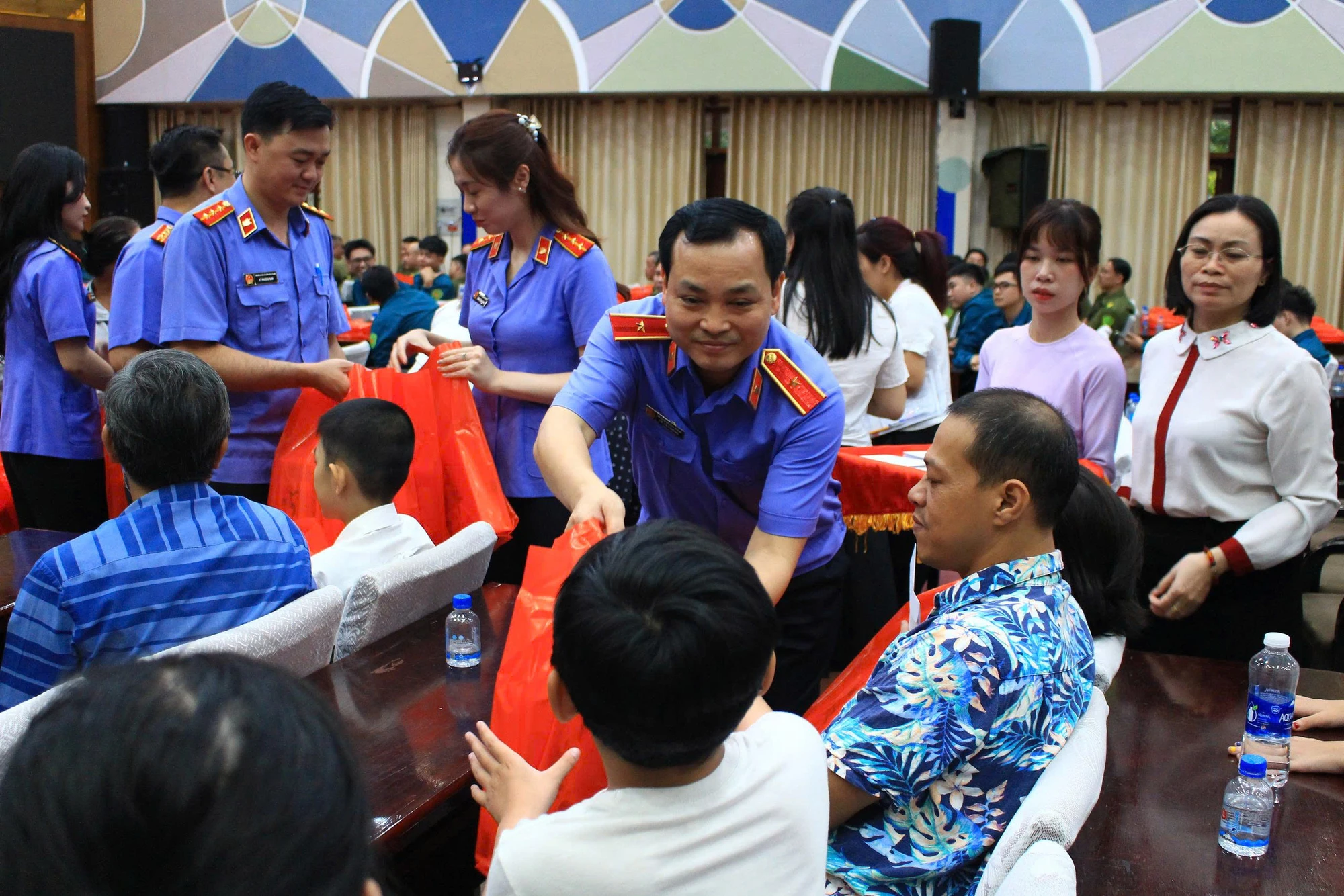 vien-truong-vksnd-tp-hcm-le-van-dong-trao-qua-7.jpg