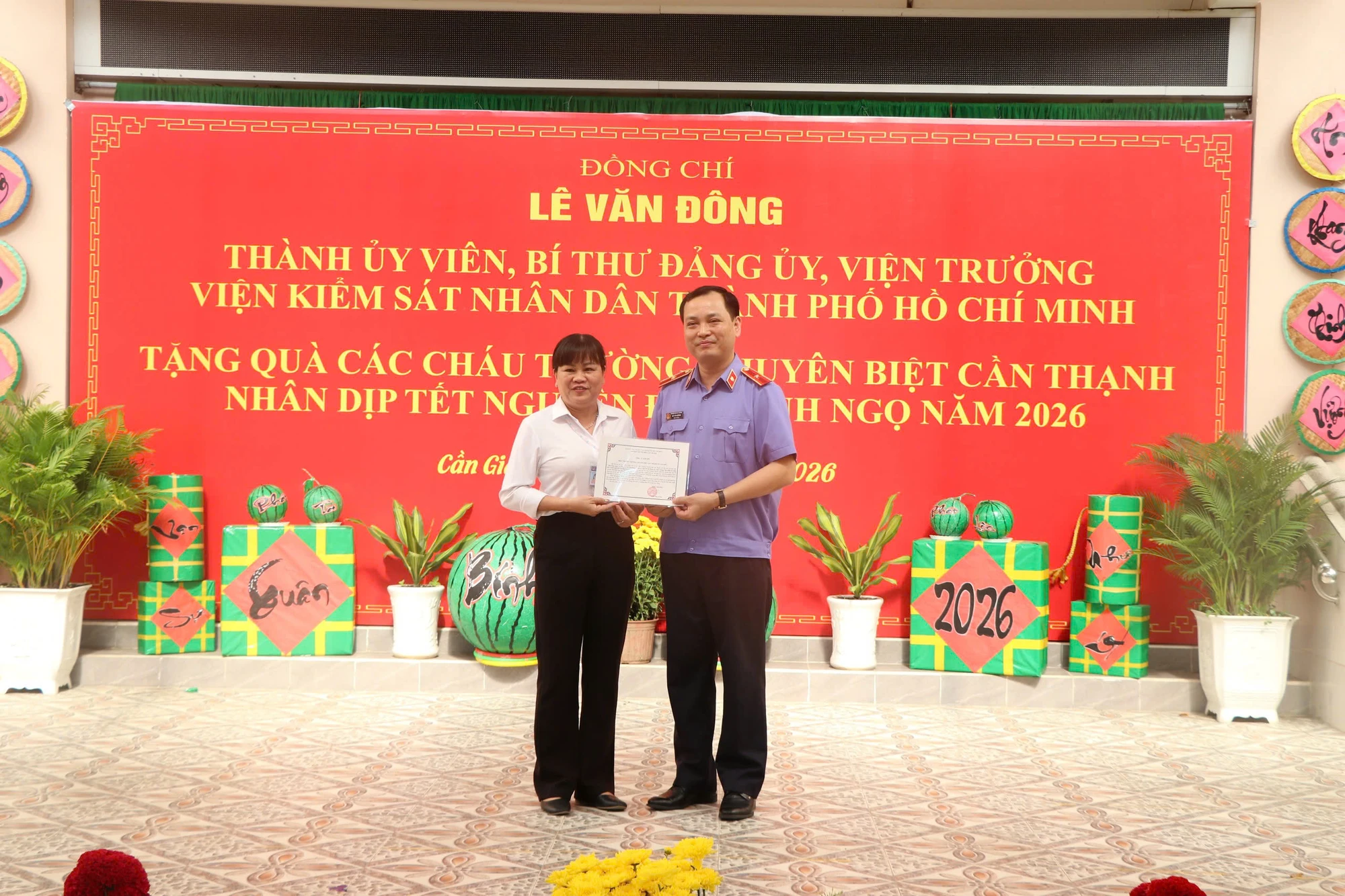 vien-truong-vksnd-tp-hcm-le-van-dong-trao-qua3.jpg