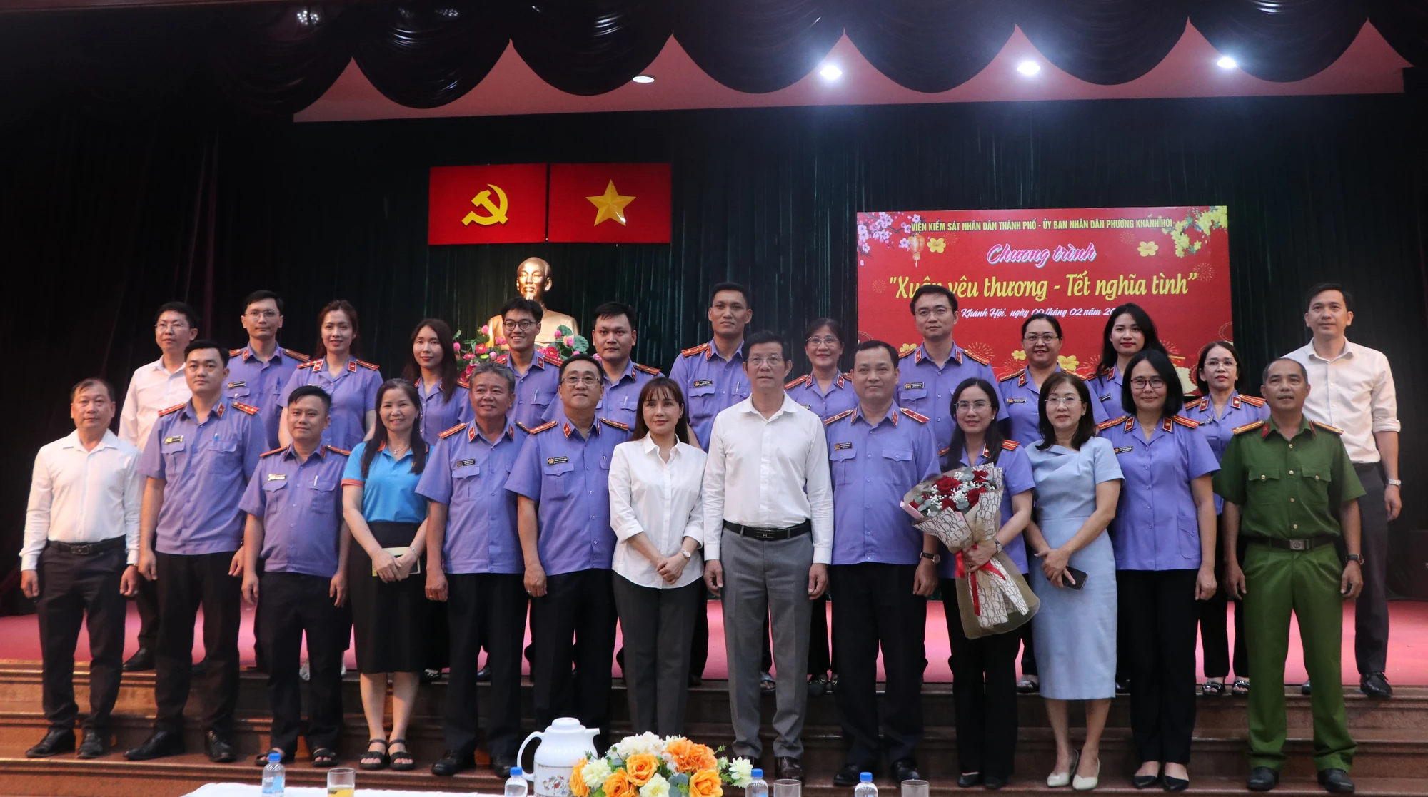 Đoàn đại biểu VKSND TP.HCM đến thăm, chúc Tết và trao 355 phần quà gồm tiền mặt, quà Tết tại phường Khánh Hội, TP.HCM. Ảnh: SONG MAI