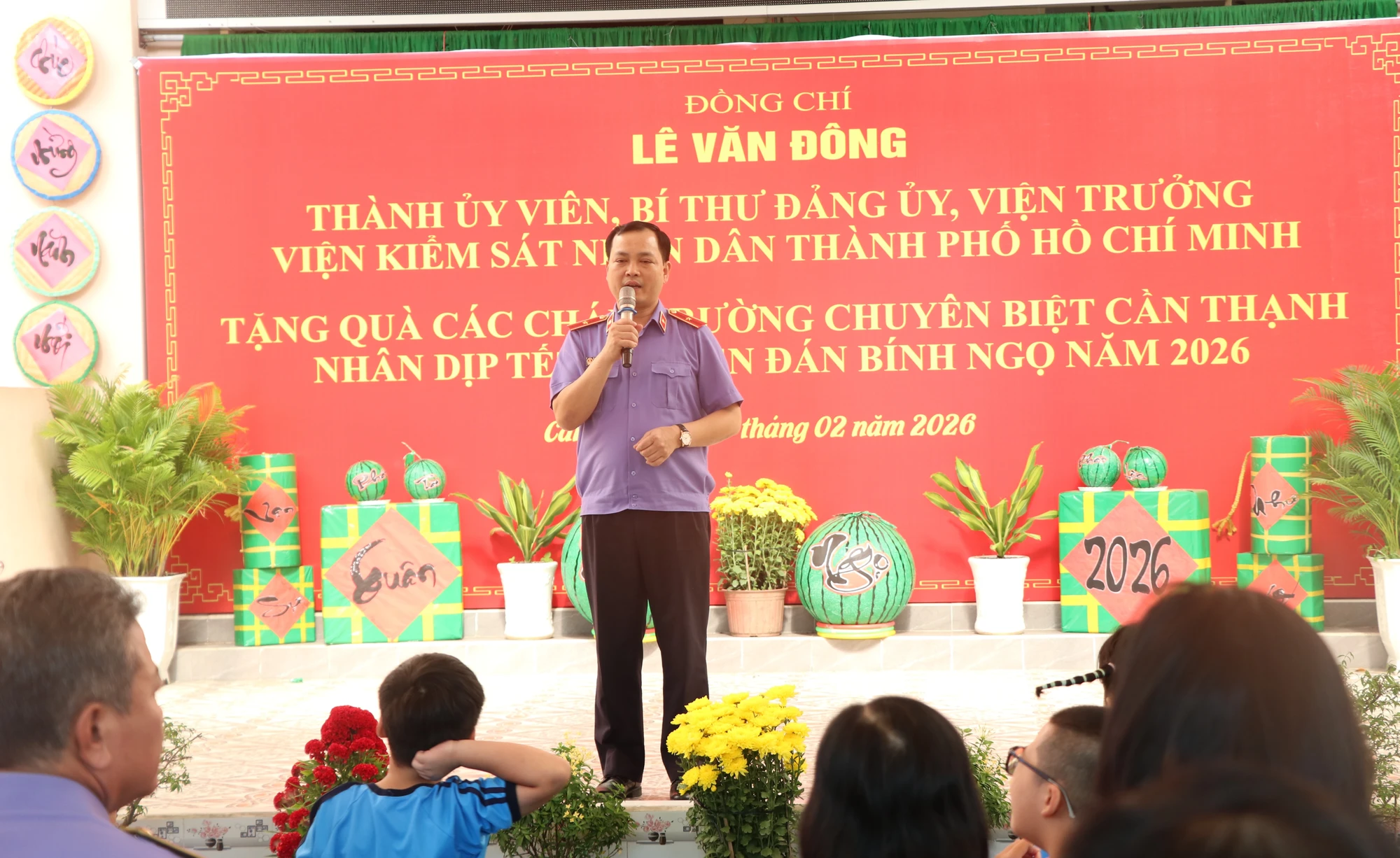 vksnd-tp-hcm-mang-tet-am-no-den-voi-tre-em-nguoi-dan-kho-khan-1.JPG