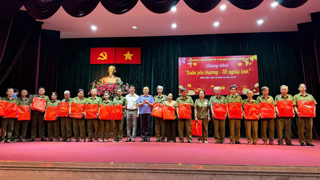 vksnd-tp-hcm-mang-tet-am-no-den-voi-tre-em-nguoi-dan-kho-khan-2.jpg