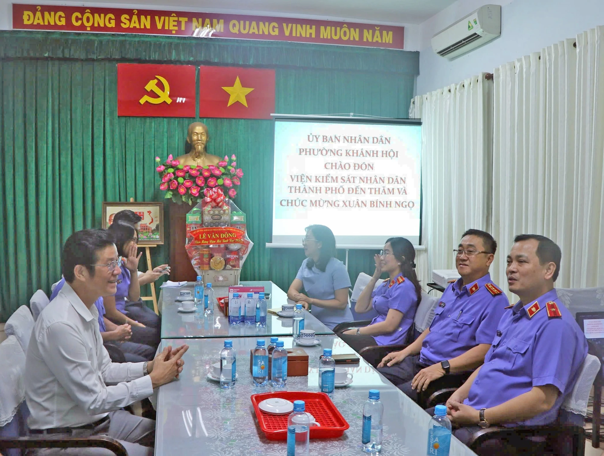 vksnd-tp-hcm-mang-tet-am-no-den-voi-tre-em-nguoi-dan-kho-khan.jpg