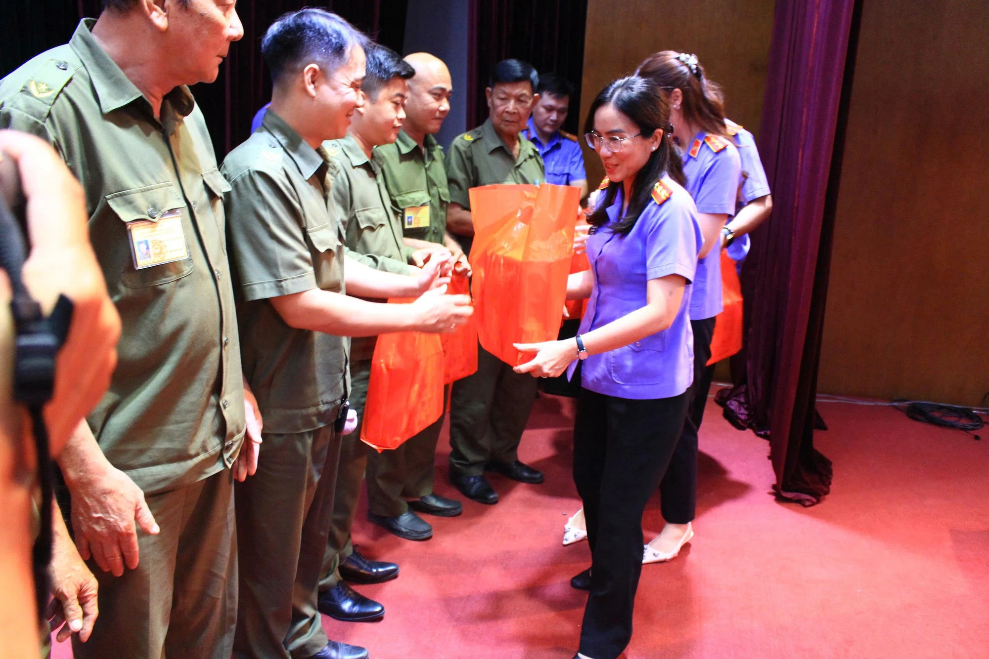 vksnd-tp-hcm-mang-tet-am-no-den-voi-tre-em-nguoi-dan-kho-khan-6.jpg