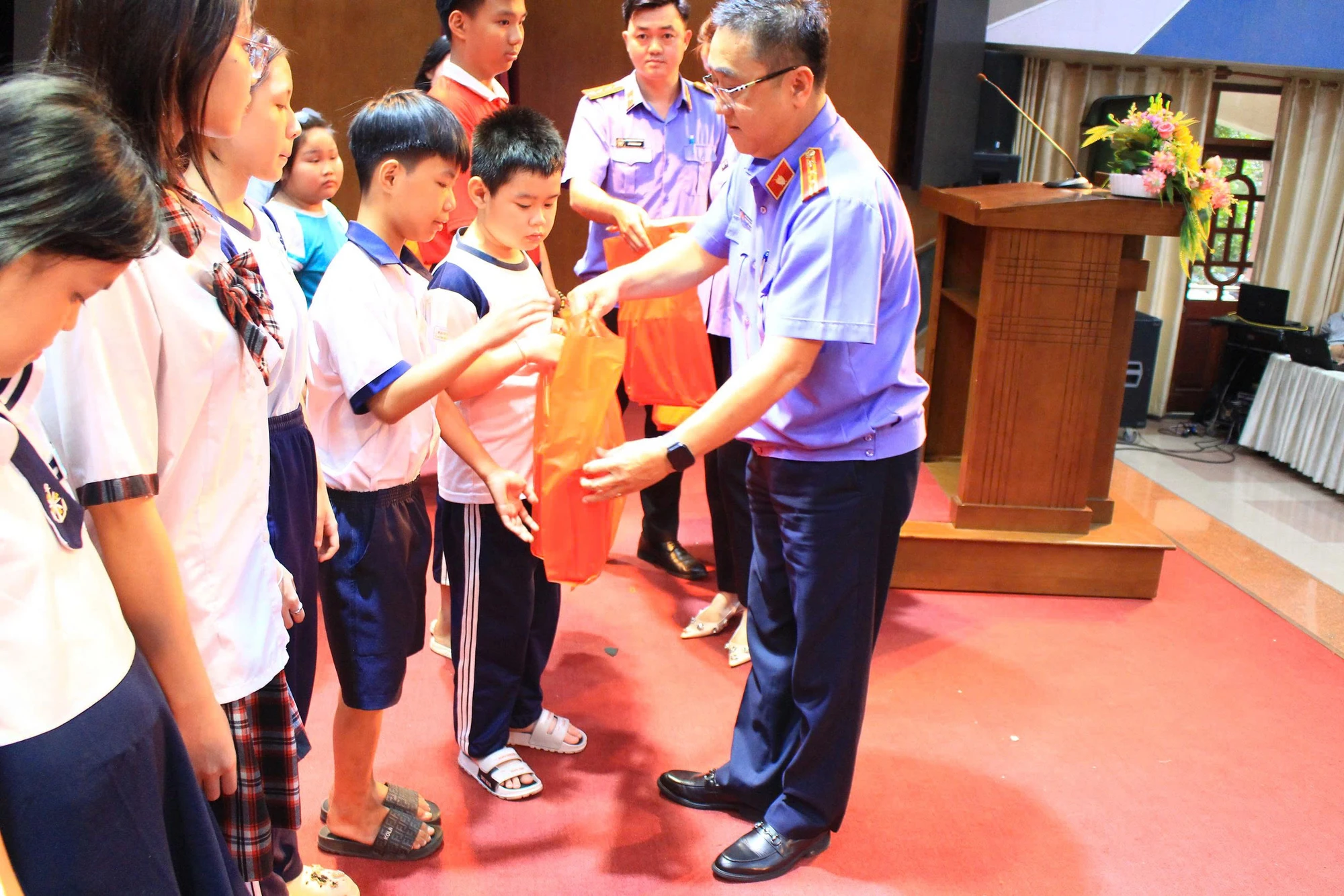 vksnd-tp-hcm-mang-tet-am-no-den-voi-tre-em-nguoi-dan-kho-khan-8.jpg