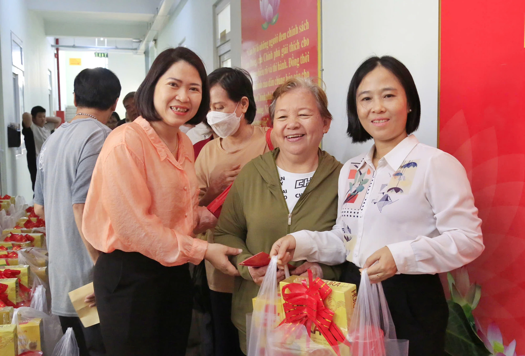 chanh-an-tand-tp-hcm-le-thanh-phong-trao-qua-tet-cho-dong-bao-dan-toc-cham-va-nguoi-dan-kho-khan-10.jpg
