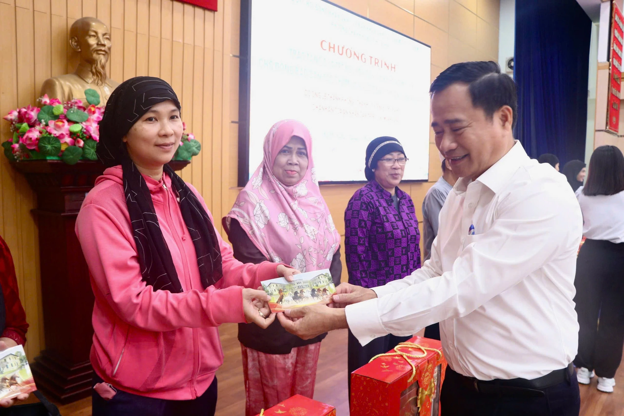 chanh-an-tand-tp-hcm-le-thanh-phong-trao-qua-tet-cho-dong-bao-dan-toc-cham-va-nguoi-dan-kho-khan-13.jpg