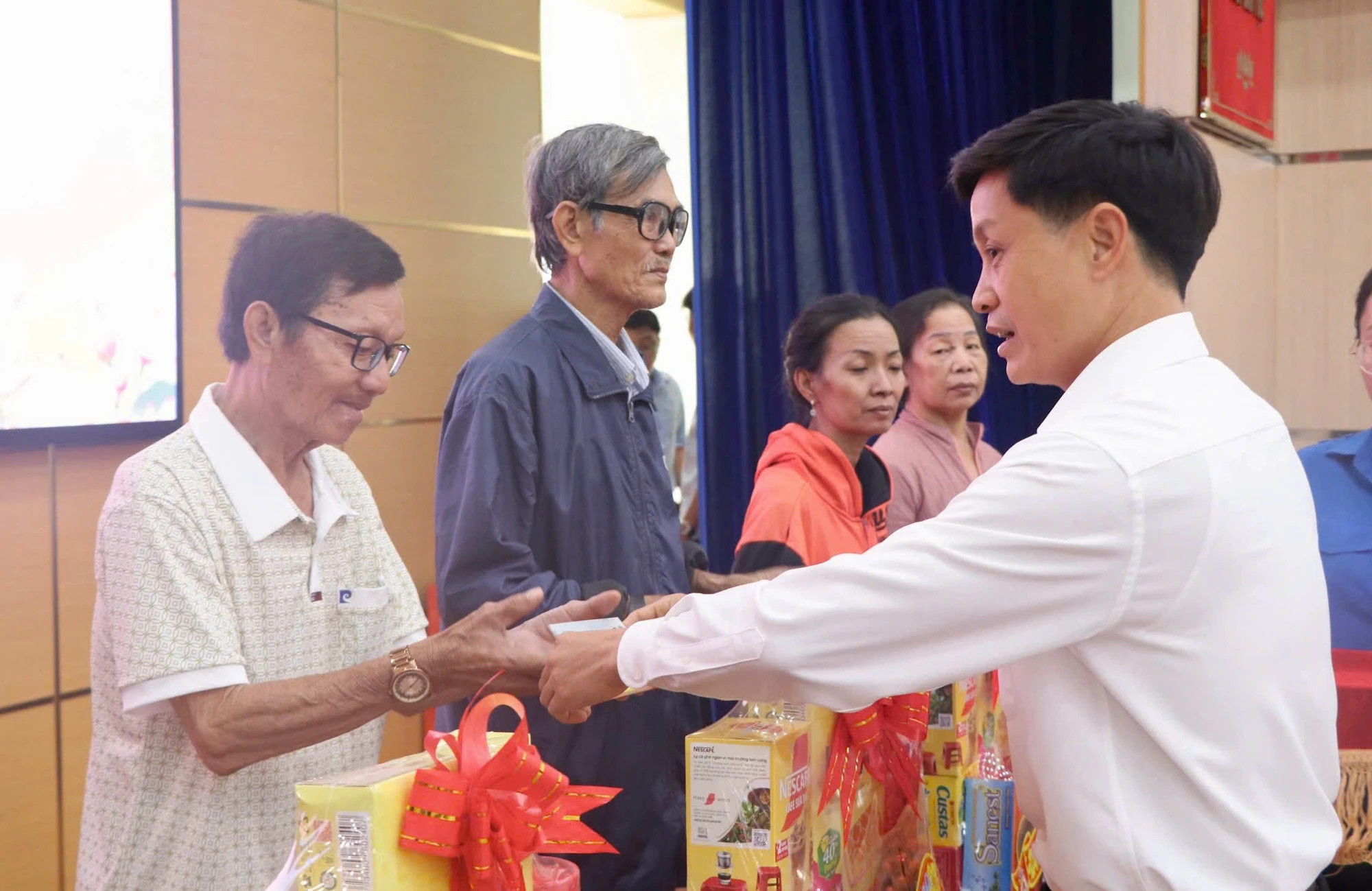 chanh-an-tand-tp-hcm-le-thanh-phong-trao-qua-tet-cho-dong-bao-dan-toc-cham-va-nguoi-dan-kho-khan-7.jpg