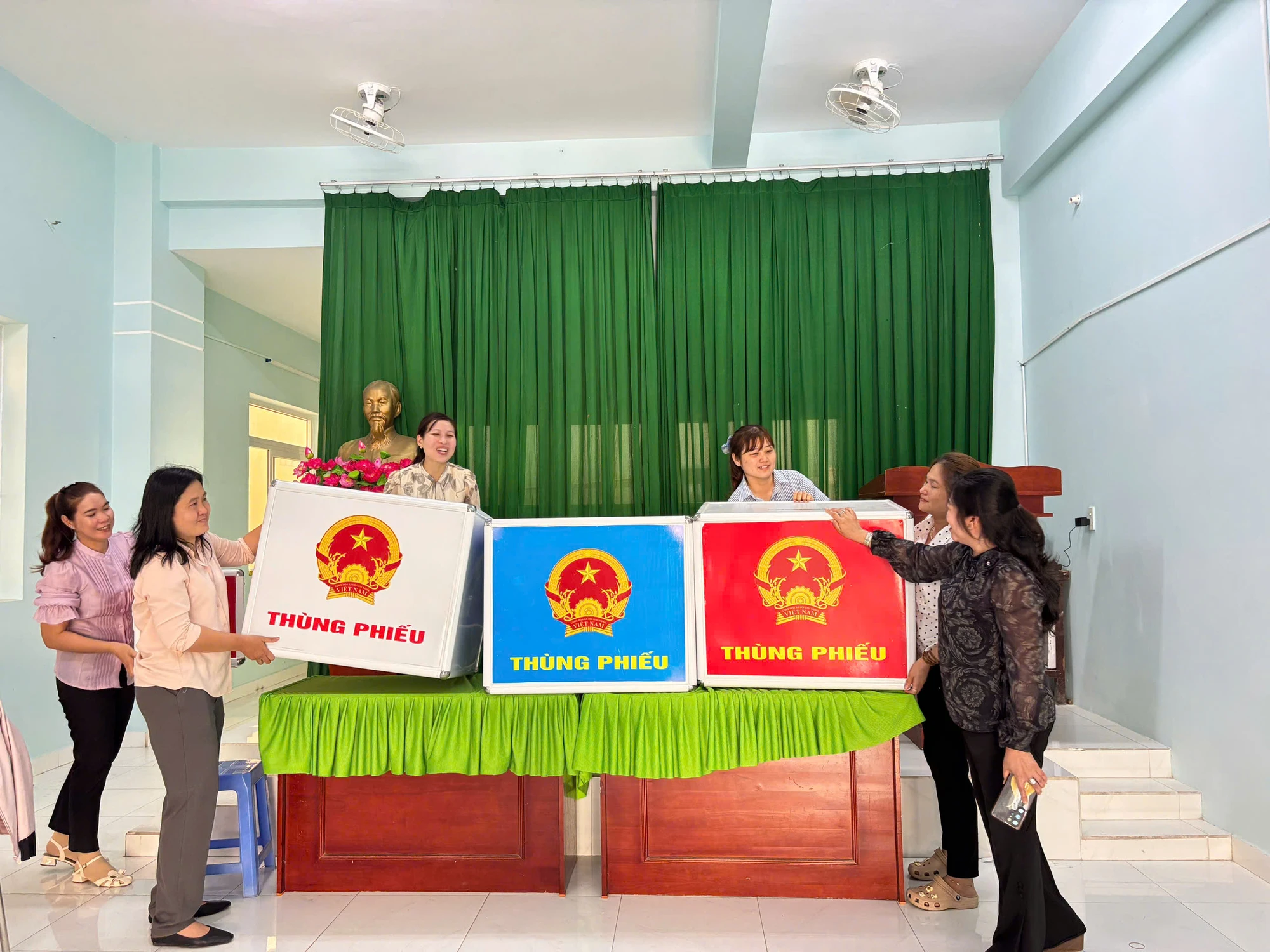 nhung-ho-dan-giu-rung-tai-xa-an-thoi-dong-san-sang-cho-cuoc-bau-cu.jpg