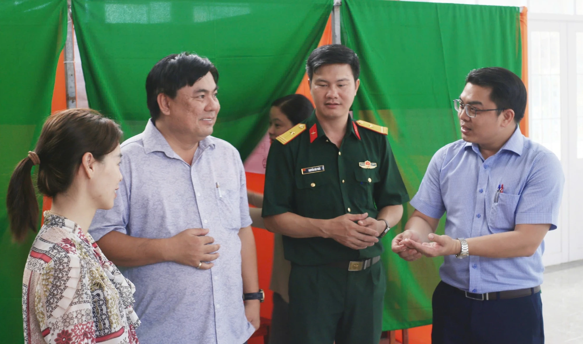 Lãnh đạo địa phương kiểm tra công tác chuẩn bị tại điểm bầu cử. Ảnh: VIỆT ĐỨC