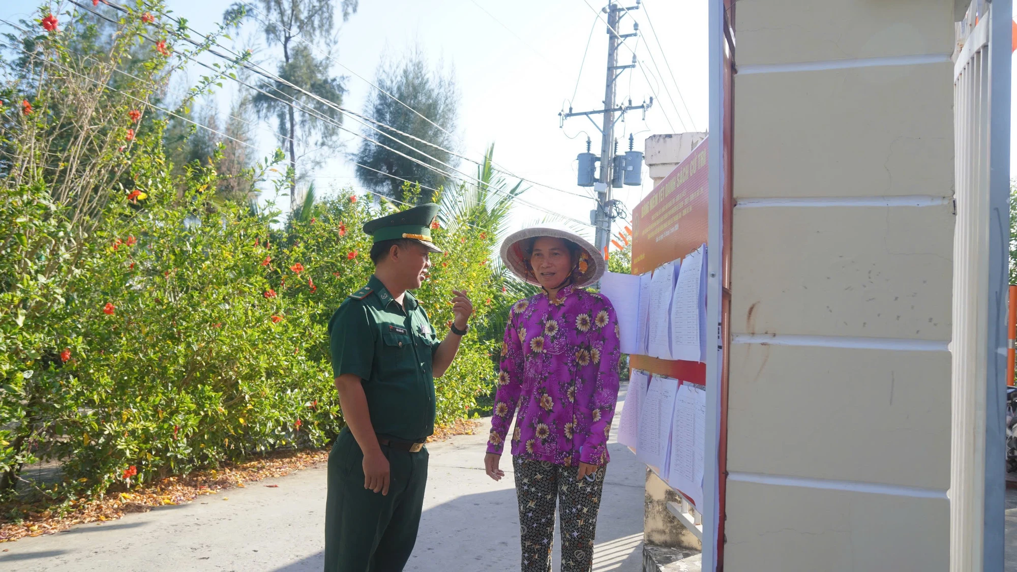 cu-tri-4-xa-o-khu-vuc-can-gio-day-som-di-bau-cu-no-nuc-tham-gia-ngay-hoi-non-song-1.jpg