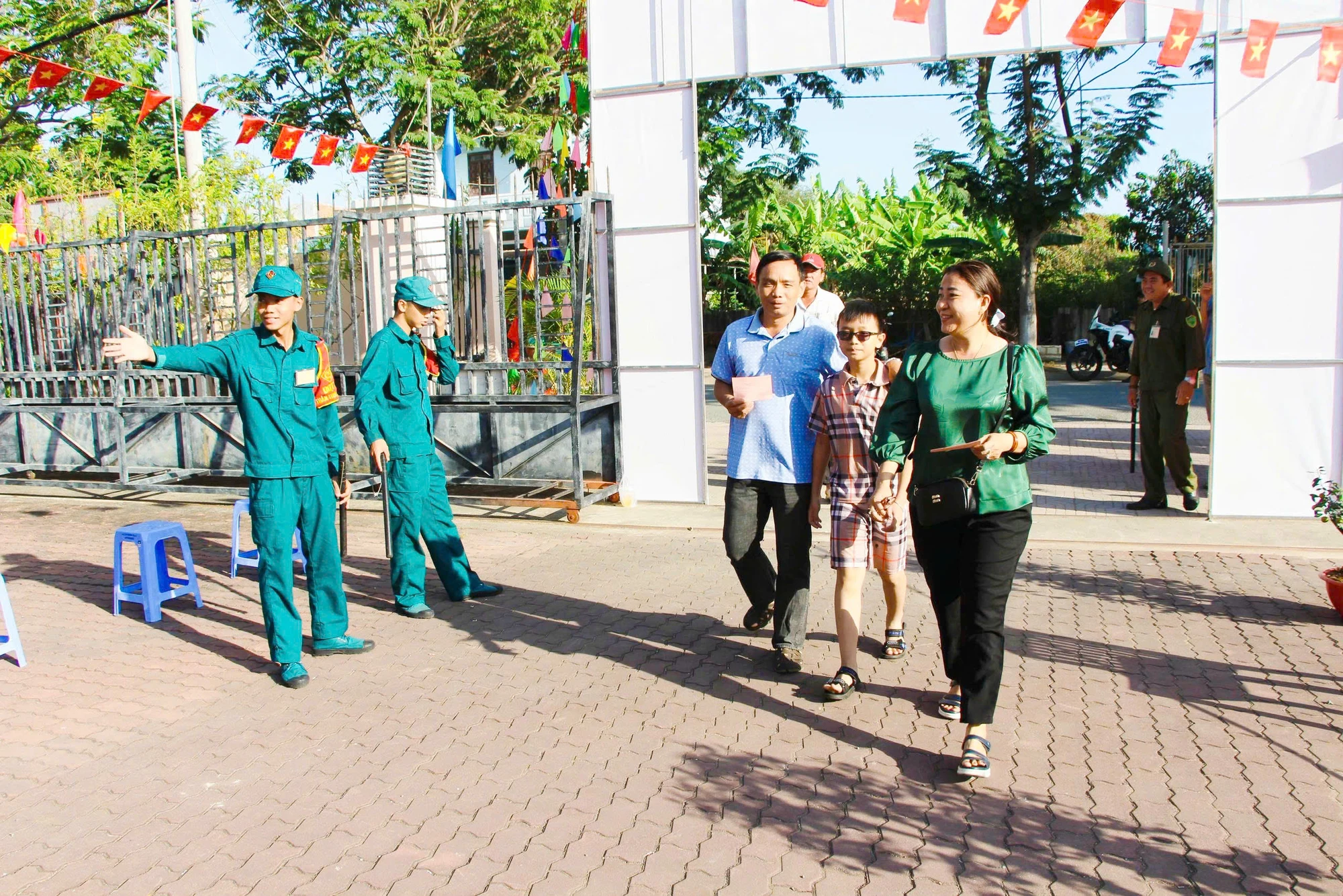 cu-tri-4-xa-o-khu-vuc-can-gio-day-som-di-bau-cu-no-nuc-tham-gia-ngay-hoi-non-song-10.jpg