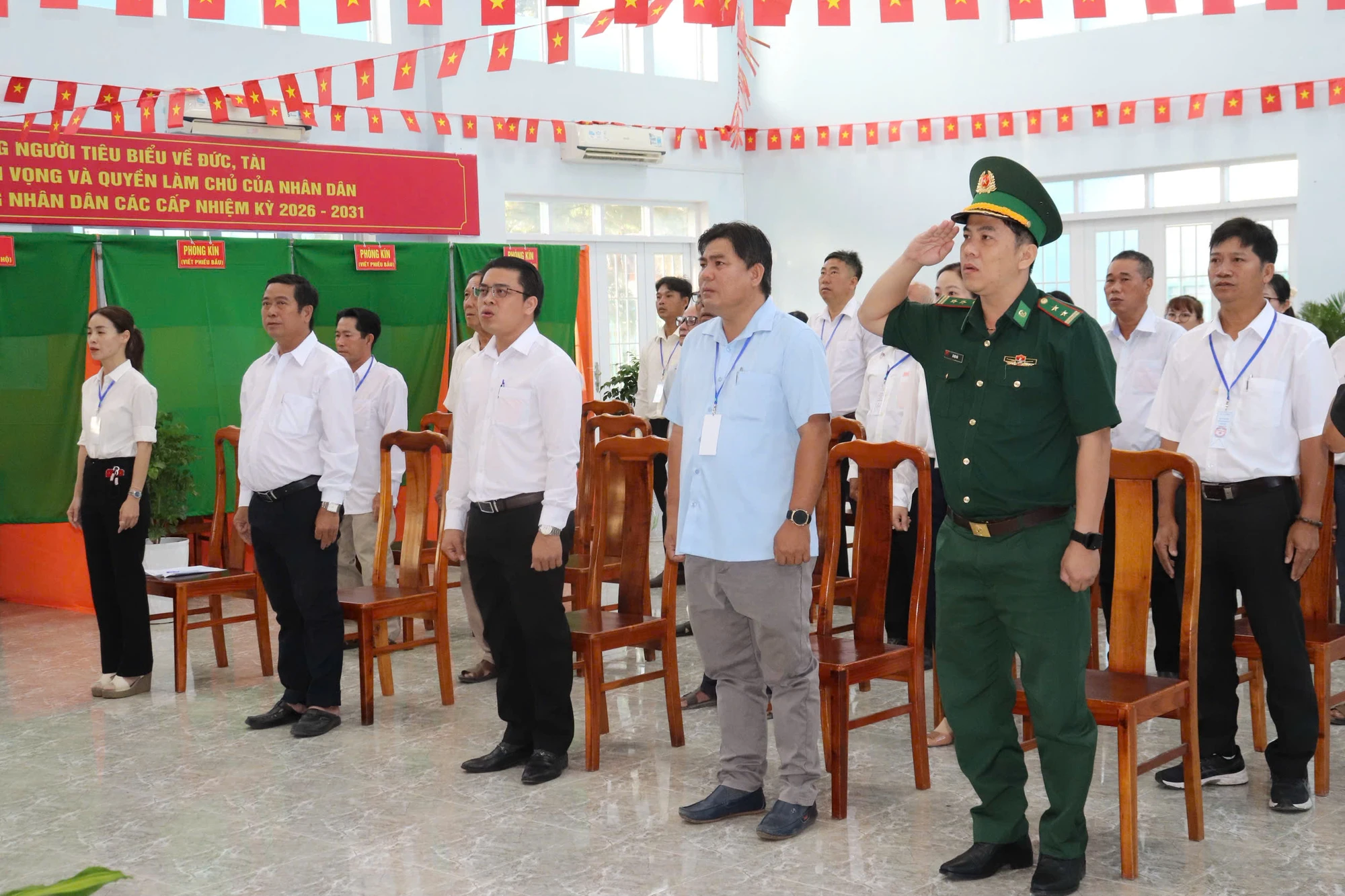 cu-tri-4-xa-o-khu-vuc-can-gio-day-som-di-bau-cu-no-nuc-tham-gia-ngay-hoi-non-song-.jpg