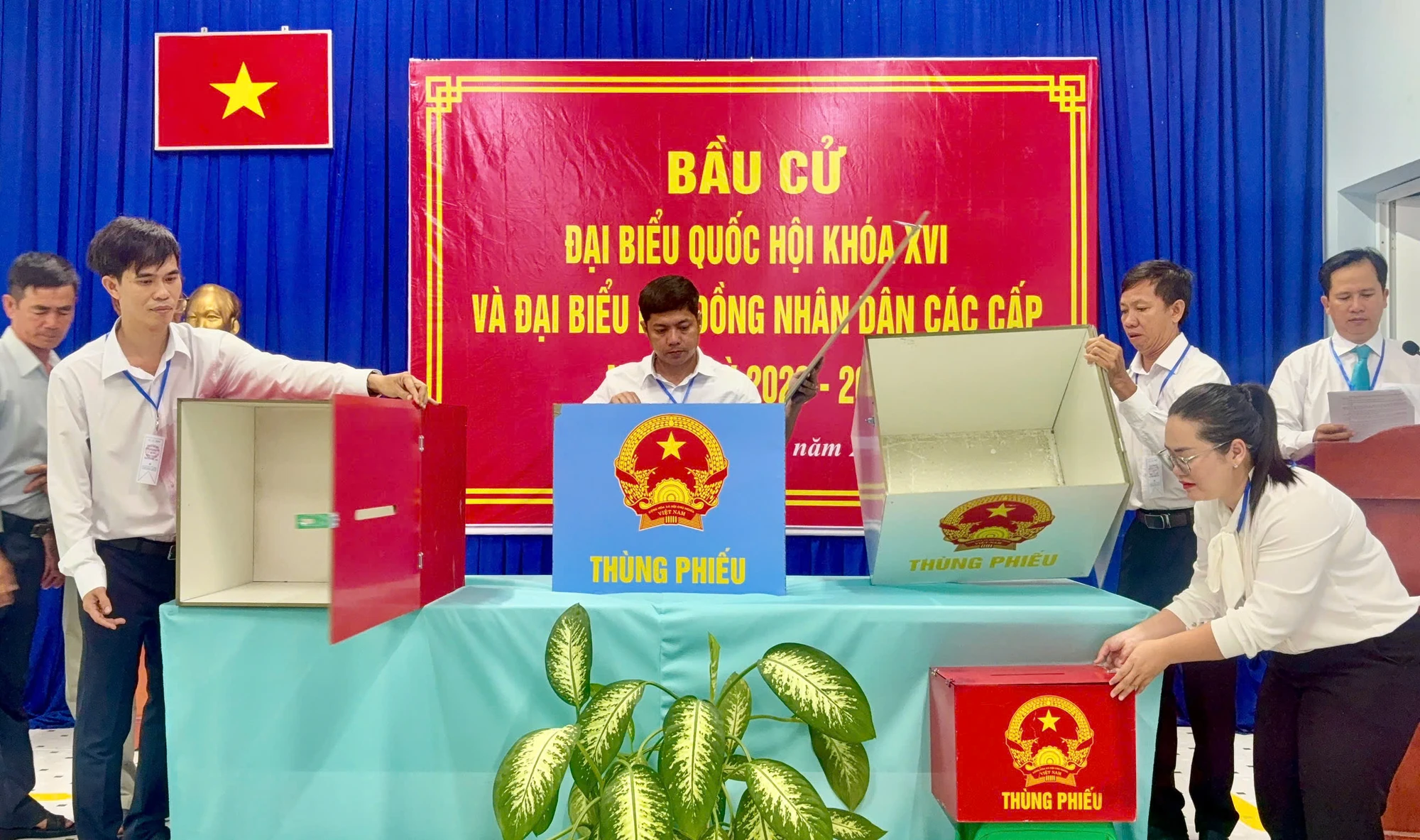 cu-tri-4-xa-o-khu-vuc-can-gio-day-som-di-bau-cu-no-nuc-tham-gia-ngay-hoi-non-song-5.jpg