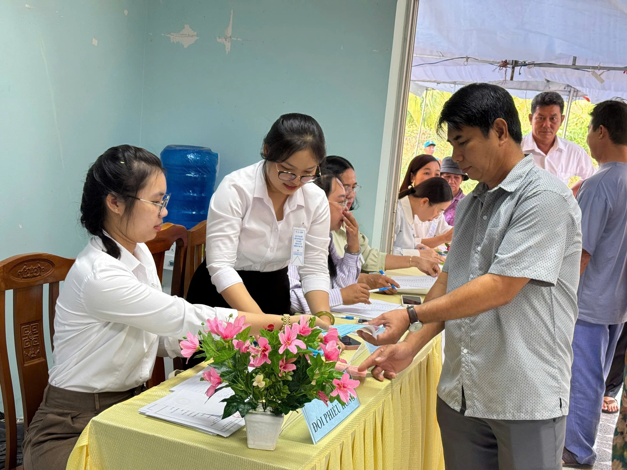cu-tri-4-xa-o-khu-vuc-can-gio-day-som-di-bau-cu-no-nuc-tham-gia-ngay-hoi-non-song-8.jpg