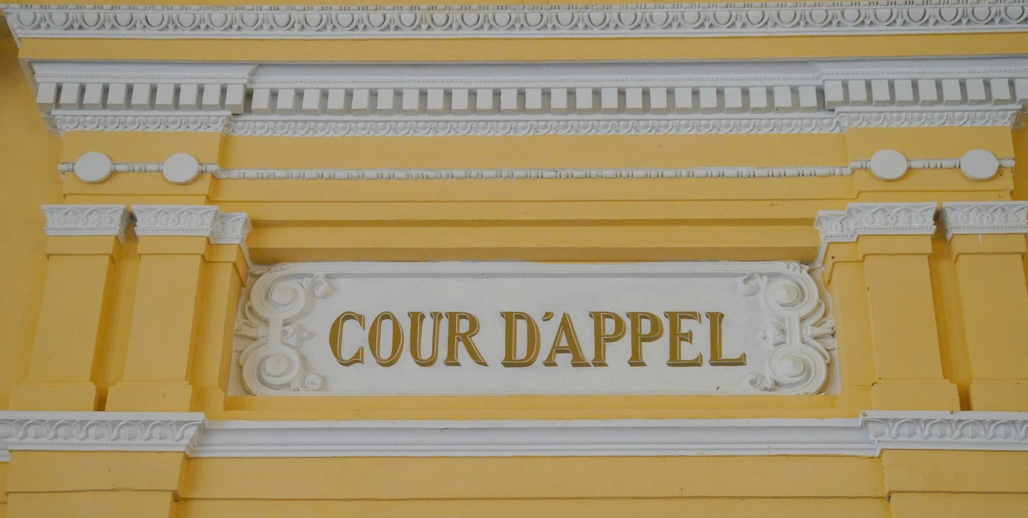 Dòng chữ tiếng Pháp "Cour d’appel" trước một phòng xử lớn tại sảnh chính của TAND TP.HCM. Đây là thuật ngữ trong hệ thống pháp luật Pháp, có nghĩa là "Tòa phúc thẩm". Ảnh: NGUYỄN DUY