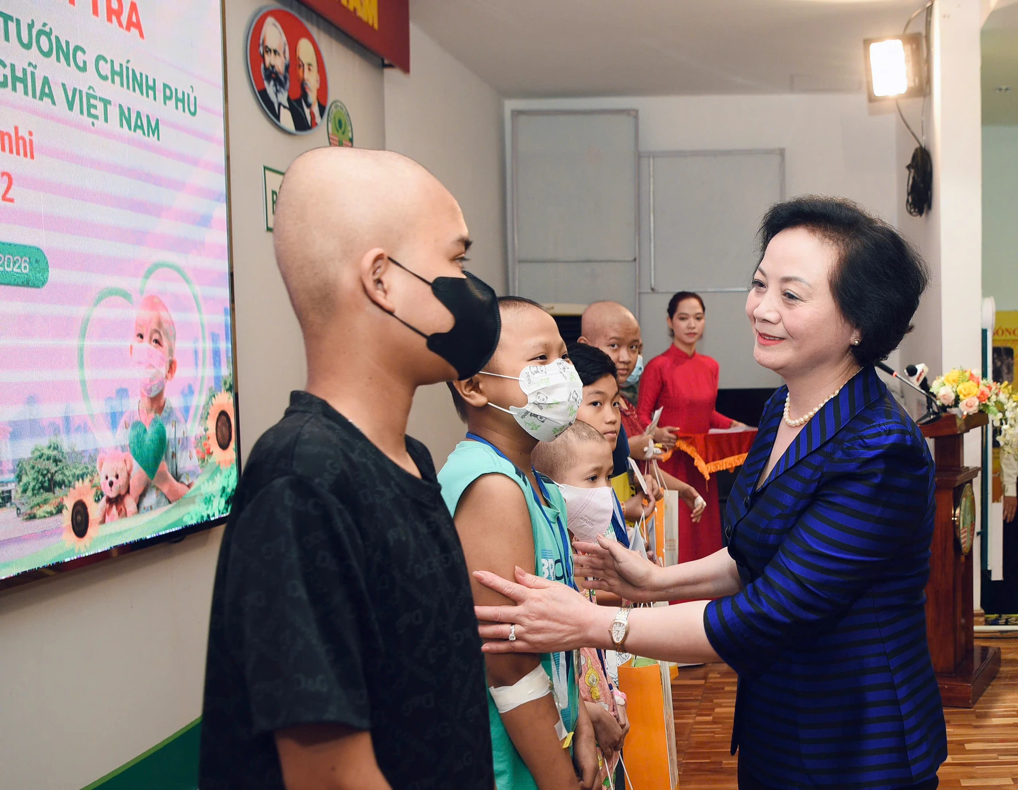 pho-thu-tuong-pham-thi-thanh-tra-tham-va-tang-qua-cho-benh-nhi-5.jpg