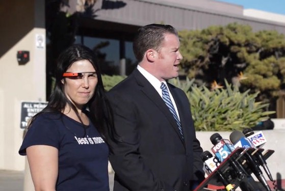 Cecilia Abadie và luật sư tại toà án San Diego.