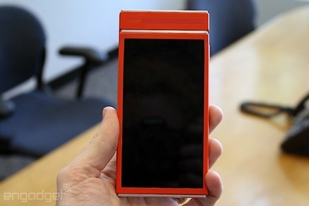 Mặt trước giống như những chiếc smartphone thông thường