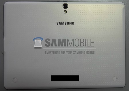 Mặt sau sản phẩm sử dụng chất liệu vỏ nhựa giống Galaxy S5