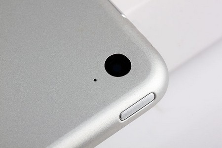 Cận cảnh camera ở mặt sau, với một lỗ nhỏ khá bí ẩn mà chưa rõ chức năng là gì