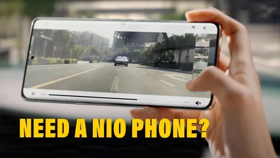 Điện thoại Nio lớn hơn một chút so với iPhone 15 Max của Apple. Ảnh: Carscoops. Thuong -hieu -oto-dien-trung-quoc-san-xuat-dien-thoai-thong-minh-mo--duoc-khoa-xe-1.jpg